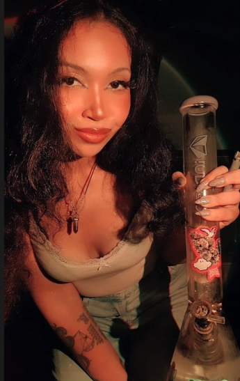 AndicaSmokes420 外國大麻 stoner girl 18vibe