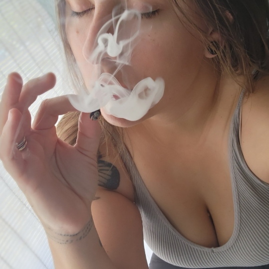 peachefe 歐美大麻妹 刺青妹網紅 twitter 18vibelab 420 lover