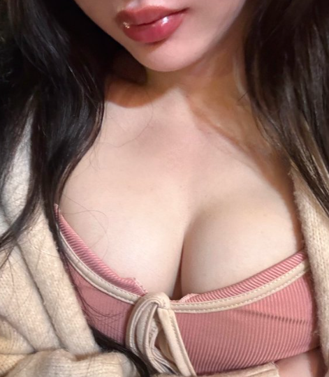 台灣女網黃 18vibelab xntngzhng101 Fansone推薦 台妹性感床照